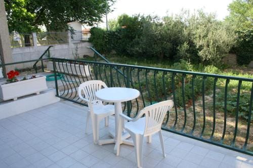 Apartments and rooms by the sea Duce, Omis - 2746 Hotel in Split-Dalmatia County