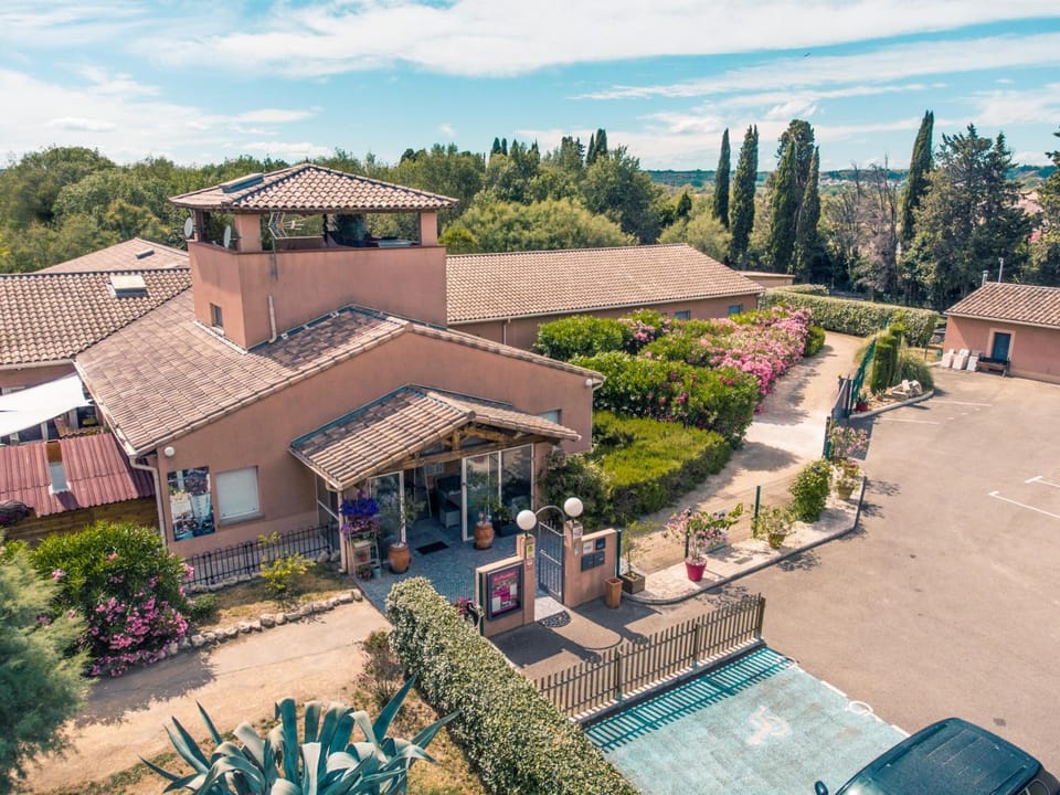 Le President-Gare Nimes Pont Du Gard Hotel in Arles