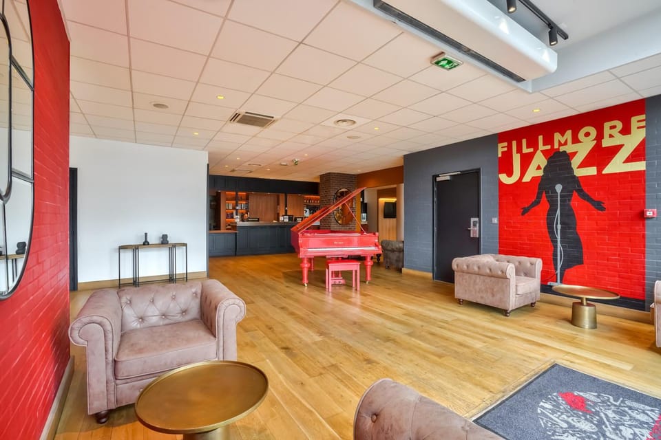 Shared lounge/TV area