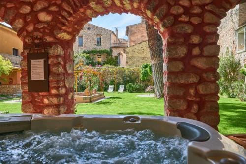 Les Arcades Le Lion D'or Hotel in Buis-les-Baronnies