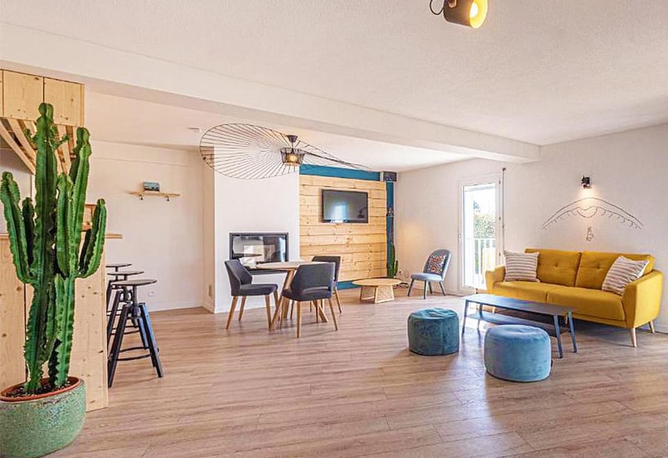 Shared lounge/TV area