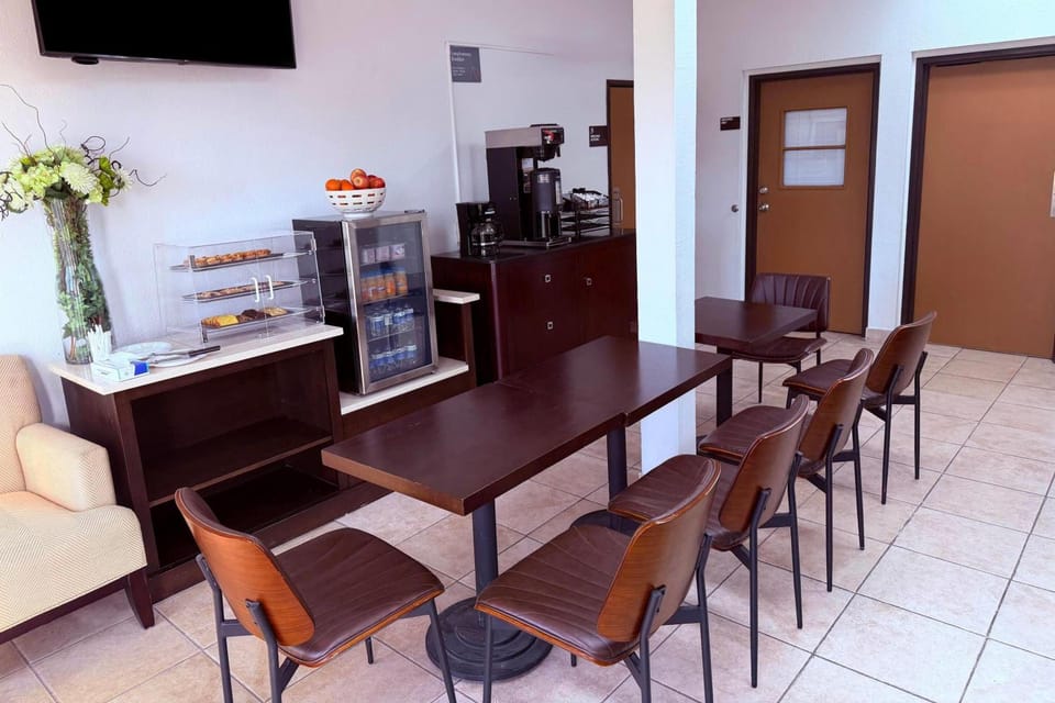 Howard Johnson by Wyndham Albert Lea Hotel in Albert Lea