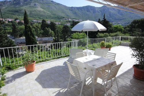 Apartments and rooms by the sea Srebreno, Dubrovnik - 8957 Hotel in Srebreno
