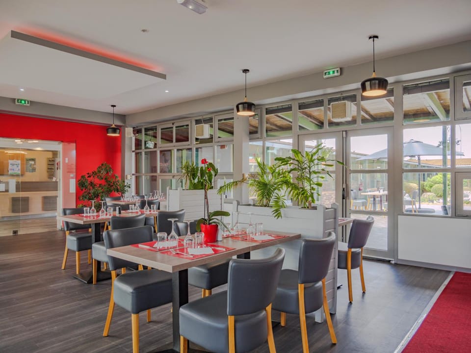 Hotel Restaurant Les Jardins D'Epone Hotel in Île-de-France