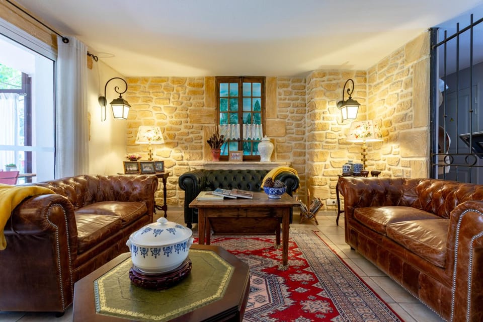 Logis Hotel La Bastide De Grignan & Restaurant La Chenaie Hotel in Grignan