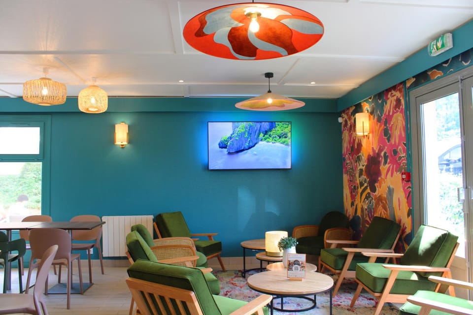 Shared lounge/TV area