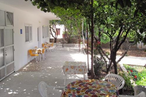 Apartments and rooms by the sea Zaostrog, Makarska - 2662 Hotel in Dubrovnik-Neretva County