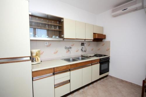 Apartments and rooms with parking space Barbat, Rab - 5070 Hotel in Lika-Senj County