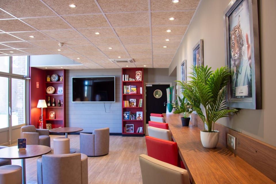 Shared lounge/TV area