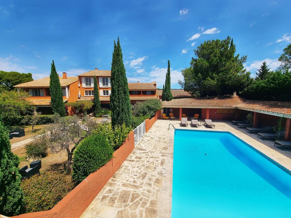 Castillon Des Baux Hotel in Arles