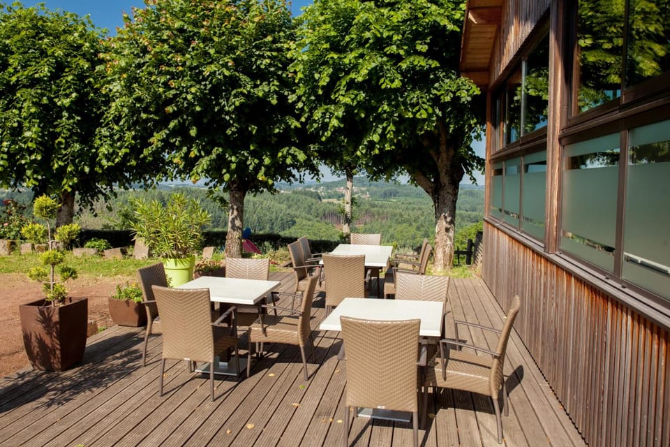 Logis Le Saint Cyr Hotel in Bourgogne-Franche-Comté