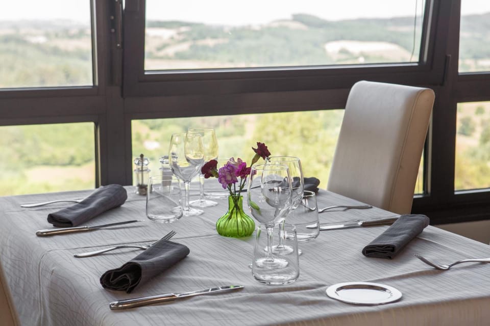 Logis Le Saint Cyr Hotel in Bourgogne-Franche-Comté