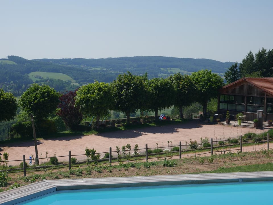 Logis Le Saint Cyr Hotel in Bourgogne-Franche-Comté