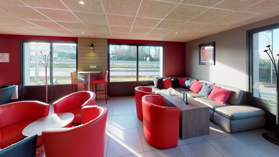 Shared lounge/TV area