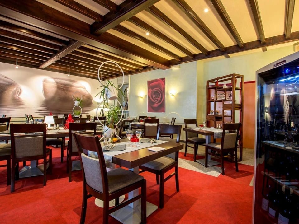 Logis Hotel-Restaurant Le Commerce Hotel in Auvergne-Rhône-Alpes