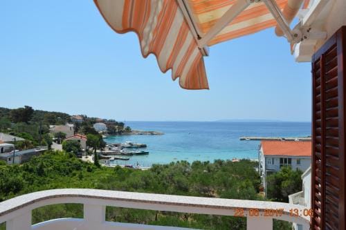 Apartments and rooms by the sea Jakisnica, Pag - 4160 Hotel in Lun