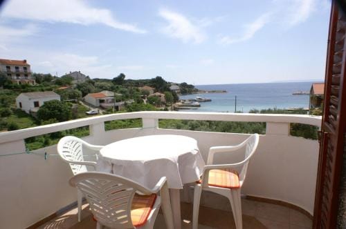 Apartments and rooms by the sea Jakisnica, Pag - 4160 Hotel in Lun