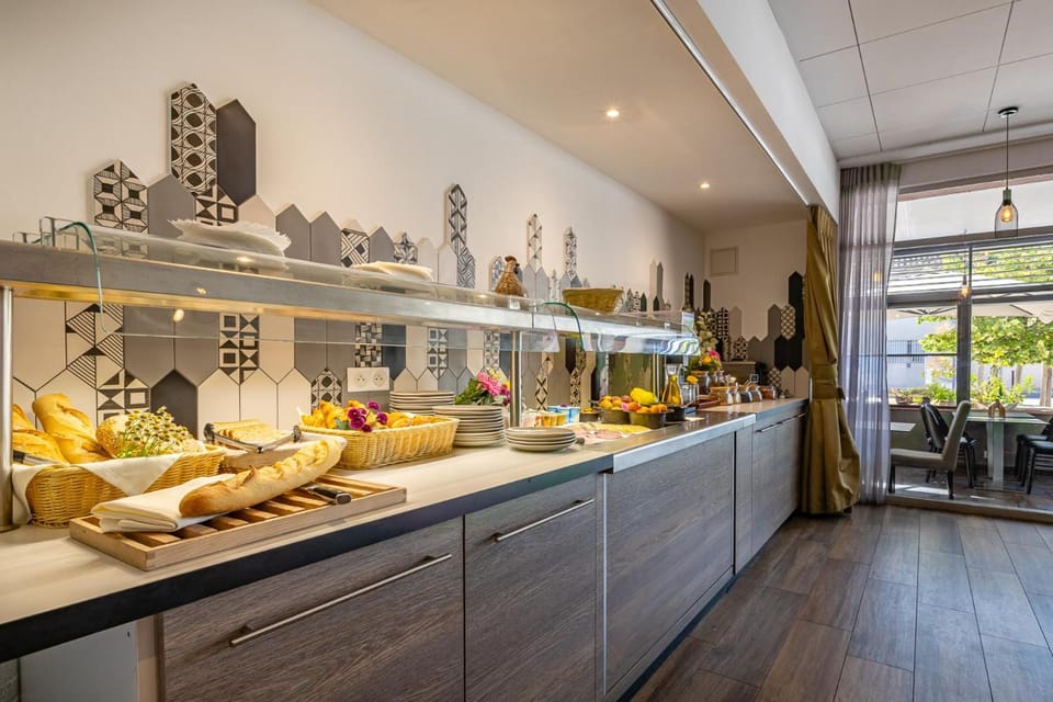 Logis Hotel Restaurant Le Cours Hotel in Arles