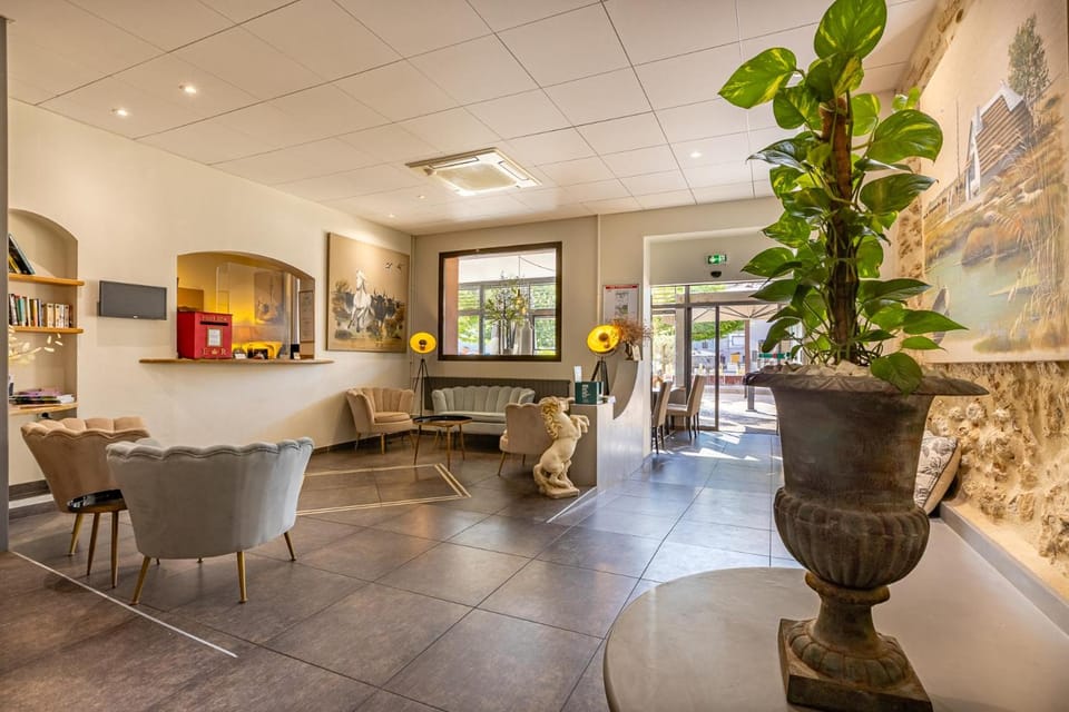 Logis Hotel Restaurant Le Cours Hotel in Arles