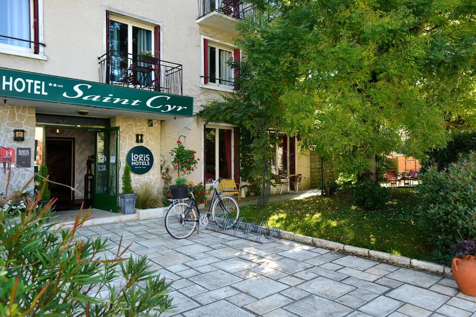 Logis Hotel Saint Cyr Hotel in Centre-Val de Loire