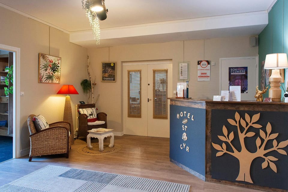 Logis Hotel Saint Cyr Hotel in Centre-Val de Loire