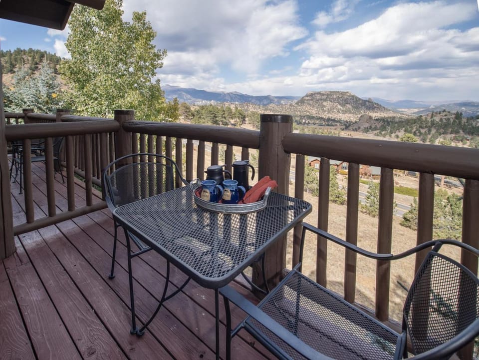 Taharaa Mountain Lodge Inn in Estes Park