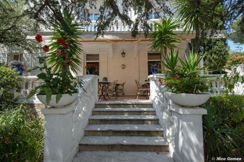 Le Thimothee : Hotel & Studios Hotel in Saint-Raphael