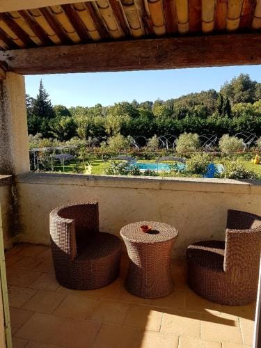 MAS DES FIGUES -tres calme- Certifie Biologique FRBio10-Parc Naturel ecologique vivant- piscine 12x6 Hotel in Saint-Remy-de-Provence