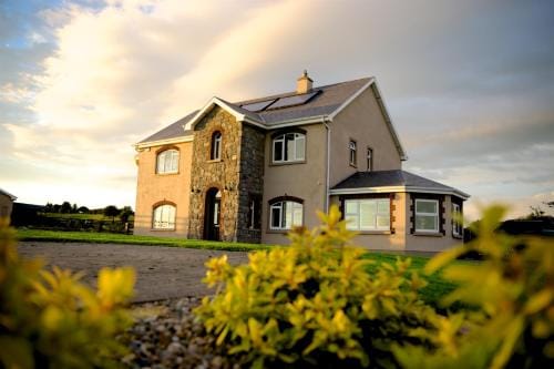 Bunratty Meadows Bed & Breakfast Hotel in County Limerick