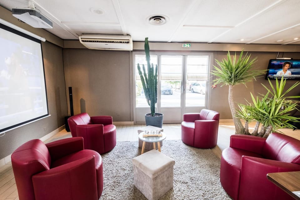 Shared lounge/TV area