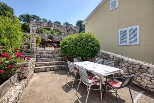Apartments and rooms by the sea Tisno, Murter - 5128 Hotel in Tisno