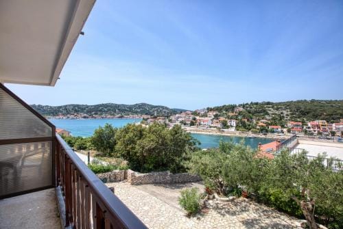 Apartments and rooms by the sea Tisno, Murter - 5128 Hotel in Tisno