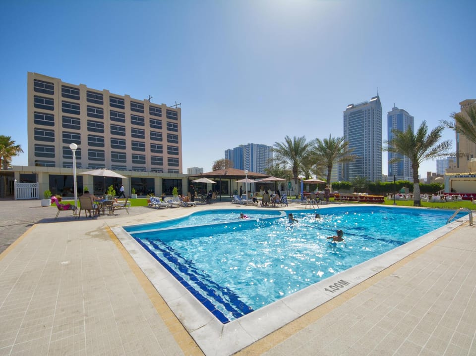 Swimming pool [outdoor]