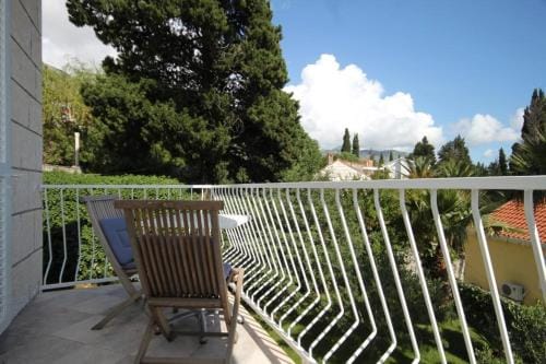 Apartments and rooms with parking space Mlini, Dubrovnik - 8994 Hotel in Srebreno