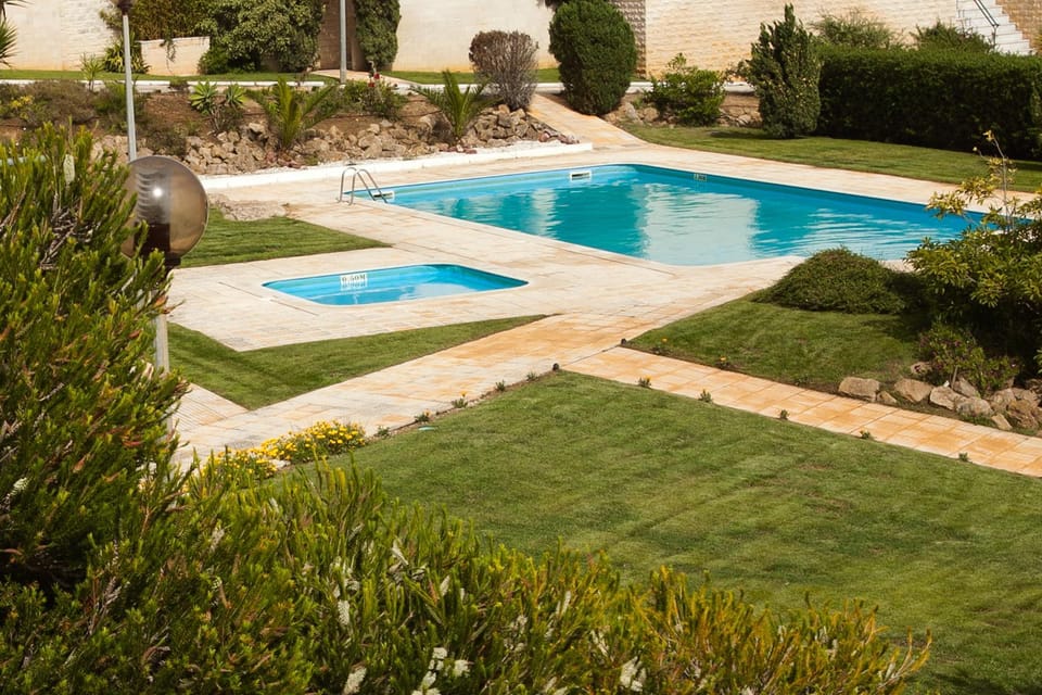 Swimming pool [outdoor]