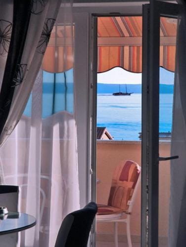 Apartments and rooms by the sea Tucepi, Makarska - 6058 Hotel in Tučepi