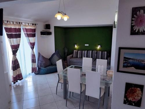 Apartments and rooms by the sea Tucepi, Makarska - 6058 Hotel in Tučepi