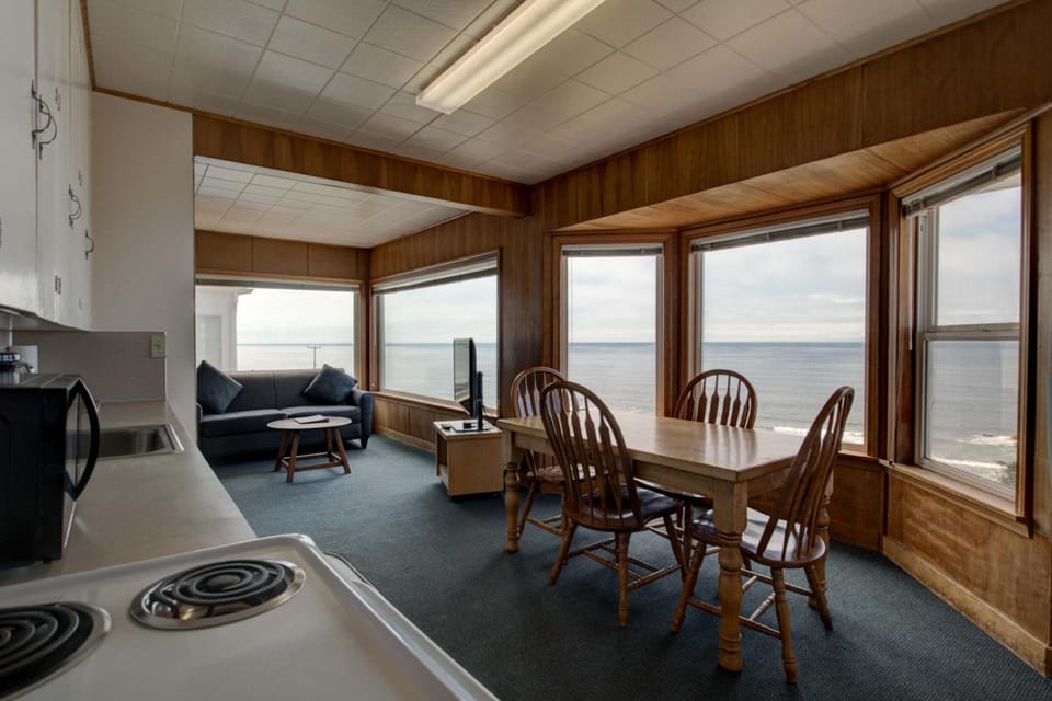 Ester Lee Oceanview Inn Hotel in Lincoln City