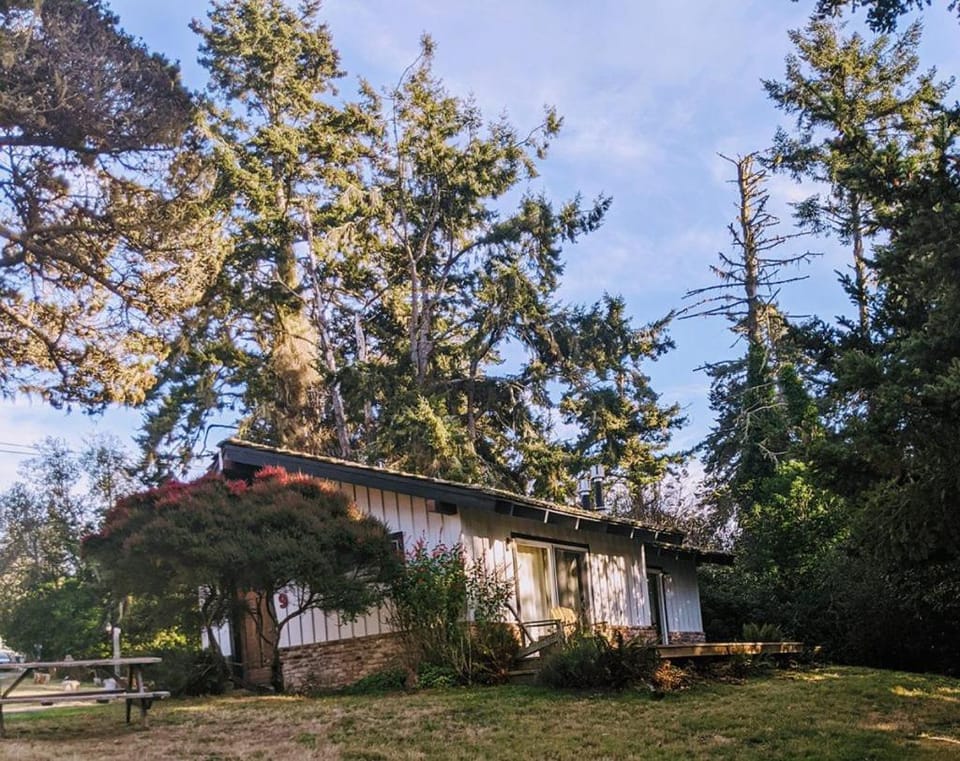 The Andiron Seaside Inn & Cabins Hotel in Mendocino County