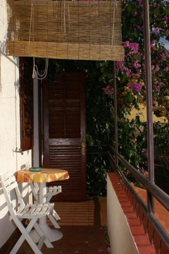 Rooms by the sea Jelsa, Hvar - 4041 Hotel in Dubrovnik-Neretva County