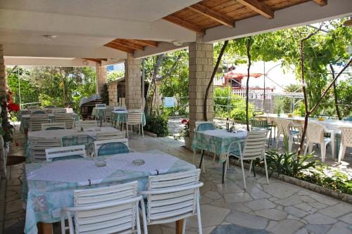 Apartments and rooms with parking space Palit, Rab - 3195 Hotel in Lika-Senj County