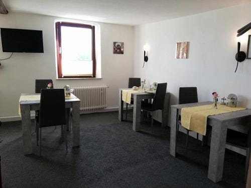 Pension Riverside in Leverkusen Hitdorf am Rhein - Zentral an der A1 und 59 Hotel in Leverkusen