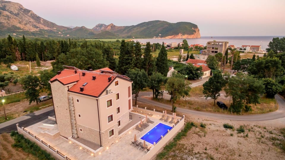 Luxury Apartments Queen Hotel in Budva Municipality