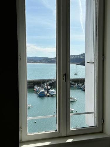 Appartement Design III - Port du Rosmeur - Parking Prive - Douarnenez Hotel in Douarnenez