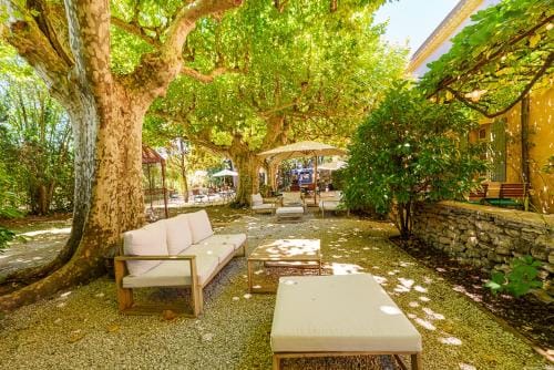 Hotel Le Mas des Gres & Restaurant Sous les Platanes Hotel in L'Isle-sur-la-Sorgue