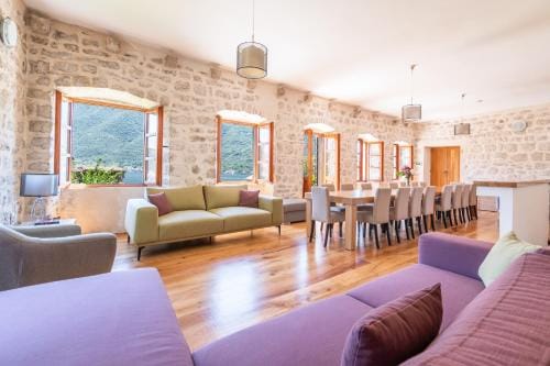 GuestHouse Mrshe Palace Hotel in Kotor Municipality