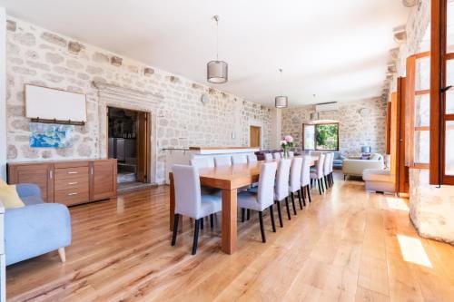 GuestHouse Mrshe Palace Hotel in Kotor Municipality