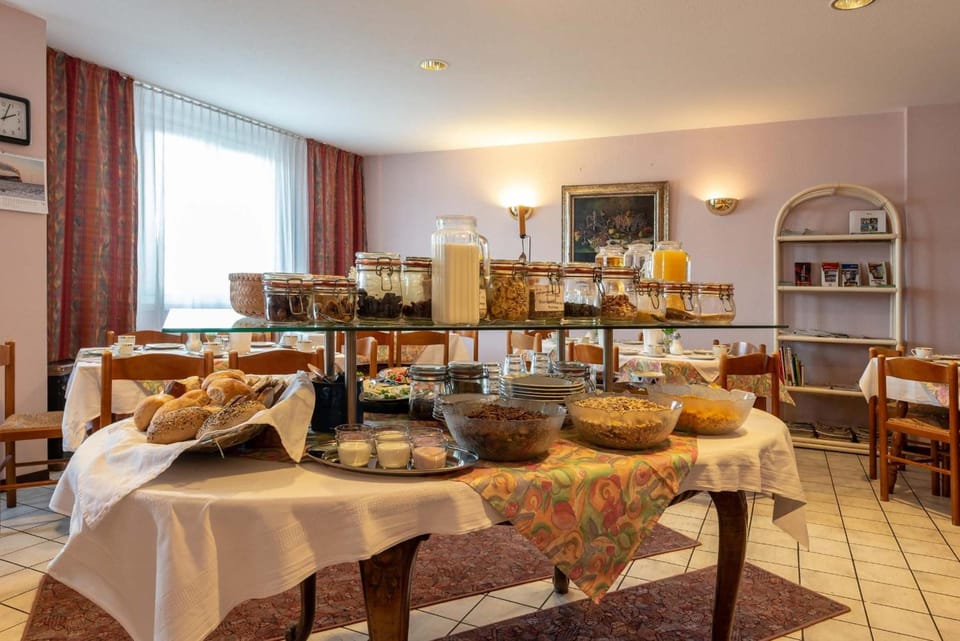 enjoyHotel garni Korntal Stuttgart b&b Parkplatz Sprinter Penny eTank Hotel in Stuttgart