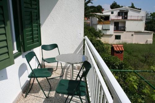Apartments and rooms by the sea Zaostrog, Makarska - 2661 Hotel in Dubrovnik-Neretva County