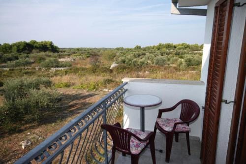 Rooms with a parking space Gornje selo, Solta - 5170 Hotel in Split-Dalmatia County